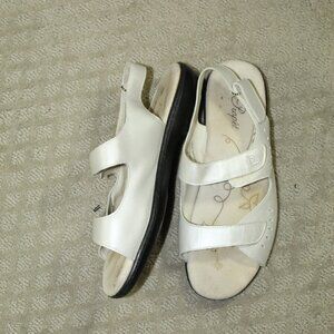 Prophet Women's Size 7.5 Pearl White Leather Flat Hook and Loop Strap Sandals